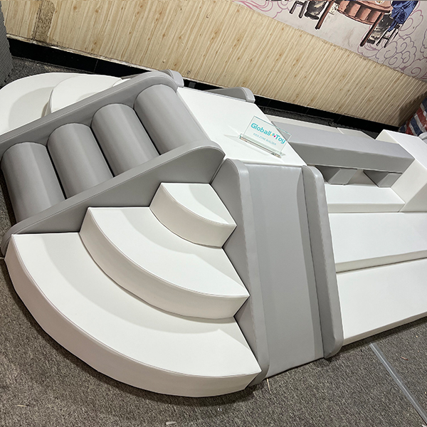 niestandardowa zjeżdżalnia do wspinaczki po piramidzie z tęczowego mostu w pomieszczeniu