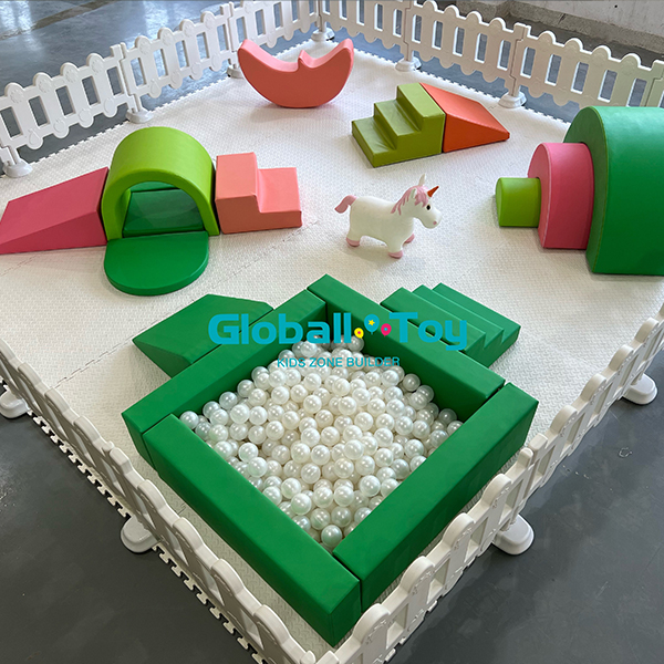 wit roze zacht speeltoestel voor verhuur van kinderfeestjes