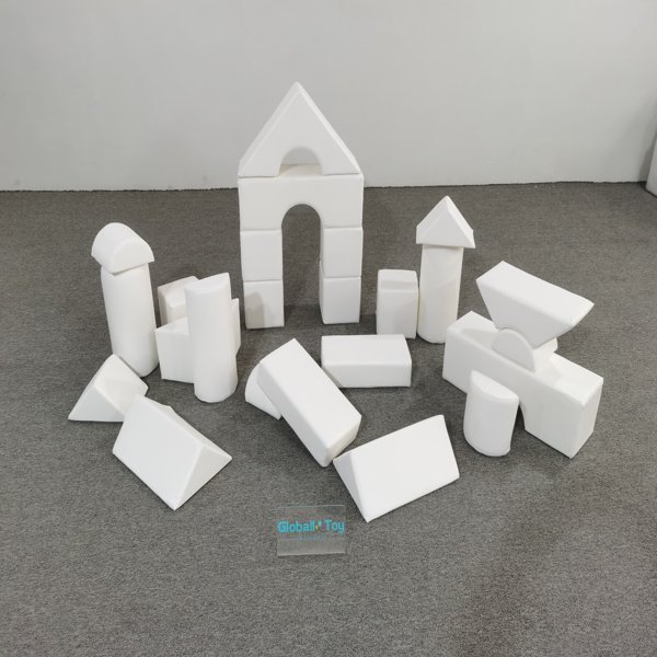 yumuşak oyun-tırmanma bloğu-beyaz-k&ouml;p&uuml;k-y&uuml;r&uuml;meye başlayan &ccedil;ocuk-oyun alanı