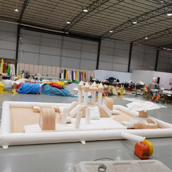 Parc gonflable pour tout-petits crème et blanc avec éléments en peluche