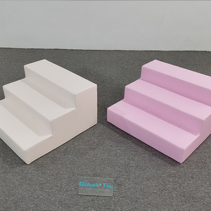 &ccedil;ocuk oyun alanı kurulumu i&ccedil;in hafif k&ouml;p&uuml;k bloklar