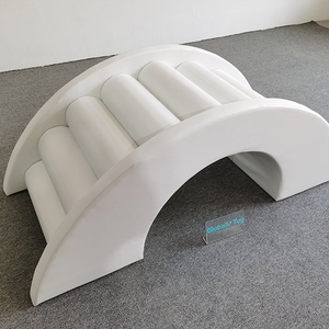 kombinacja białej-miękkiej-zjeżdżalni-z-ogrodzeniem