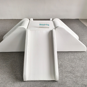 Soft play de escalada y deslizamiento en blanco