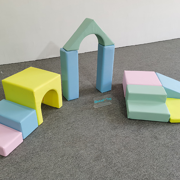Pastelkleurige Soft Play-klimtunnel en boogblokken