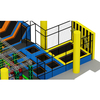 grote indoor trampolinespeeltuin met basketbalringen en avonturengedeelte