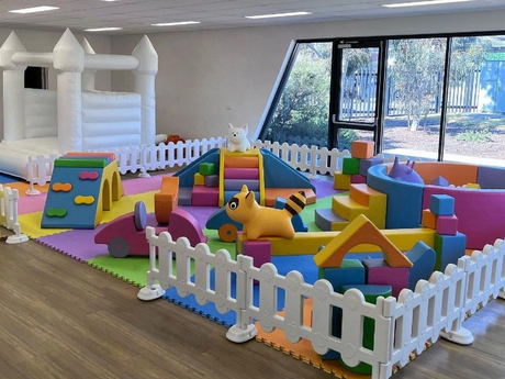 Renkli Kapalı Yumuşak Oyun Seti Kaydıraklı, Tırmanıcılı ve Beyaz Sıçramalı Kaleli Küçük Çocuk Oyun Alanı_986_740.jpg