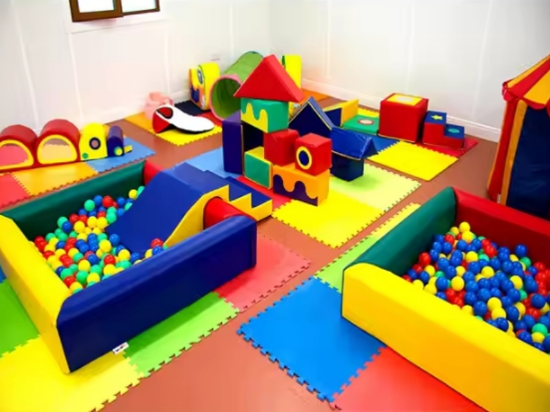 Wie gestaltet man das visuelle Erlebnis auf einem weichen Spielplatz?