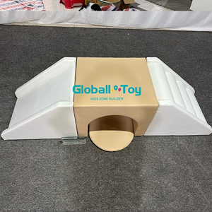 Tunnel di gioco morbido beige e bianco con scivolo per bambini.