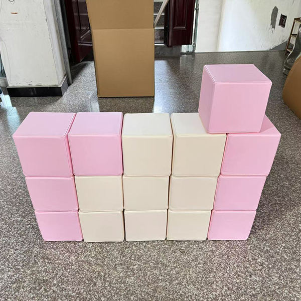 Kryty zamek do miękkiej zabawy z rampami i łukami dla dzieci