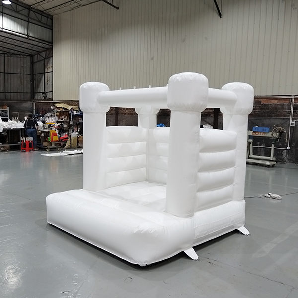 Weiße Mini-Hüpfburg zur Vermietung von Hinterhofpartys