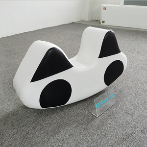 Witte zachte schuimauto -rocker met cartoongezicht