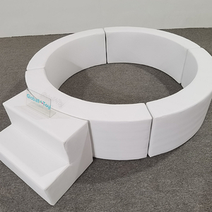 po&ccedil;o redondo de espuma macia branca com degraus para crian&ccedil;as