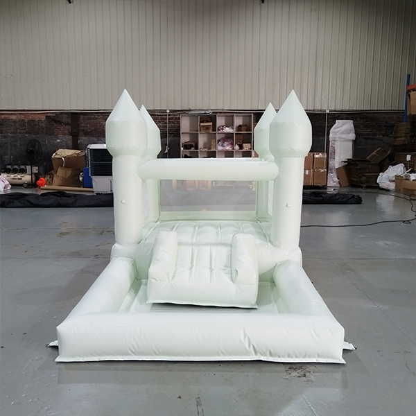 castello-gonfiabile-bianco-commerciale-per-feste-per-bambini