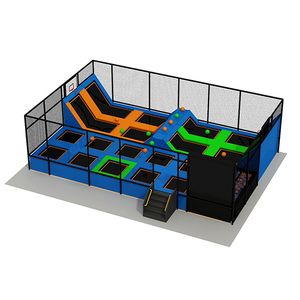 farbenfrohes Indoor-Trampolinpark-Design mit mehreren Sprungzonen und Spielgeräten