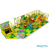 Playground interno de criança com slide de túnel e painéis de reprodução interativos
