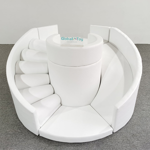 Speelruimte voor peuters met ballenbak van zacht schuim en trappen