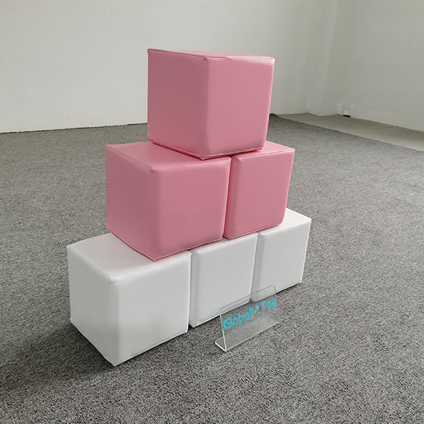 roze-witte-zachte-speelkubussen-voor-peuterspeelkamer