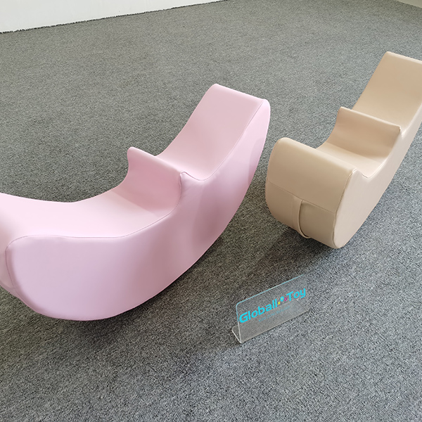 roze-beige-zachte-speel-schommelstoel