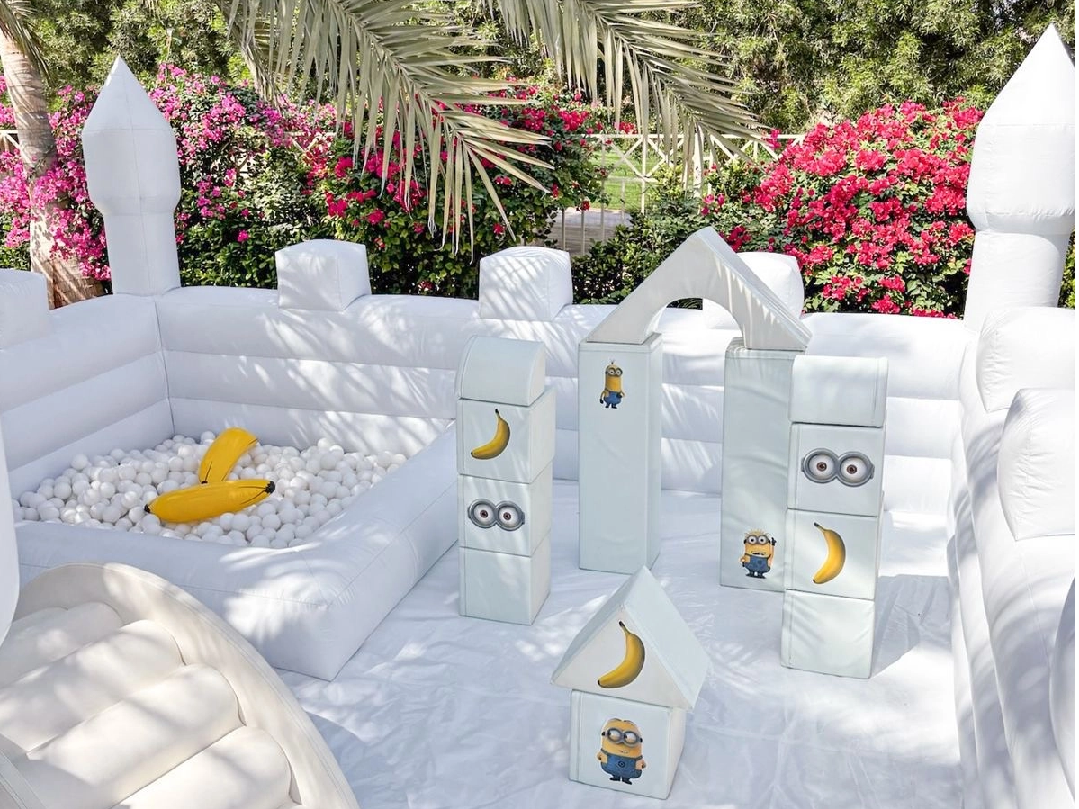 Juego de castillo blanco con tem&aacute;tica de Minion y piscina de bolas | Equipos de juegos interiores para ni&ntilde;os peque&ntilde;os y alquiler de fiestas