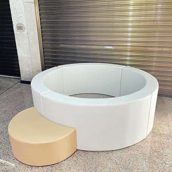 Piscina per palline da gioco morbida rotonda blu e bianca con gradino per parco giochi al coperto per bambini e centro divertimento per feste di compleanno