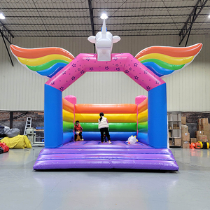 Castillo hinchable de unicornio con alas de arco&iacute;ris para eventos al aire libre.