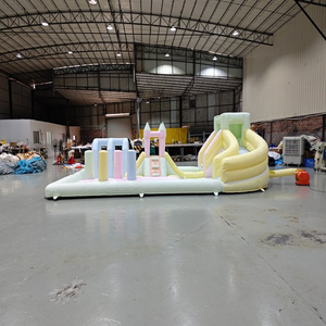 Anbieter von aufblasbaren Softplay-Spielpl&auml;tzen mit Pastellmotiv f&uuml;r den Innenbereich
