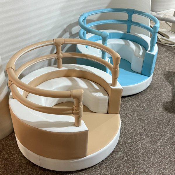 Chaise carrousel beige pour enfants, jeu doux, pour aire de jeux int&eacute;rieure