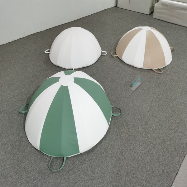 soft-play-balance-dome-vert-blanc-tremplins-sensoriels-aire de jeux-int&eacute;rieure