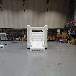 fornitore-di-eventi-commerciali-casa-gonfiabile-bianca-con-scivolo